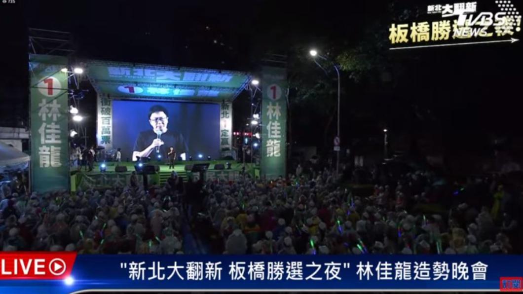 恩恩爸數度哽咽，台下支持者紛紛替他加油打氣。（圖／TVBS）