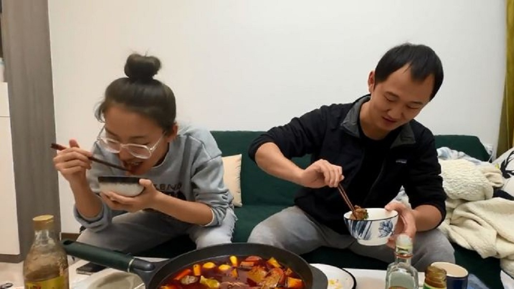 3女1男就這樣被迫關在一間屋子內隔離。(圖/翻攝自抖音)