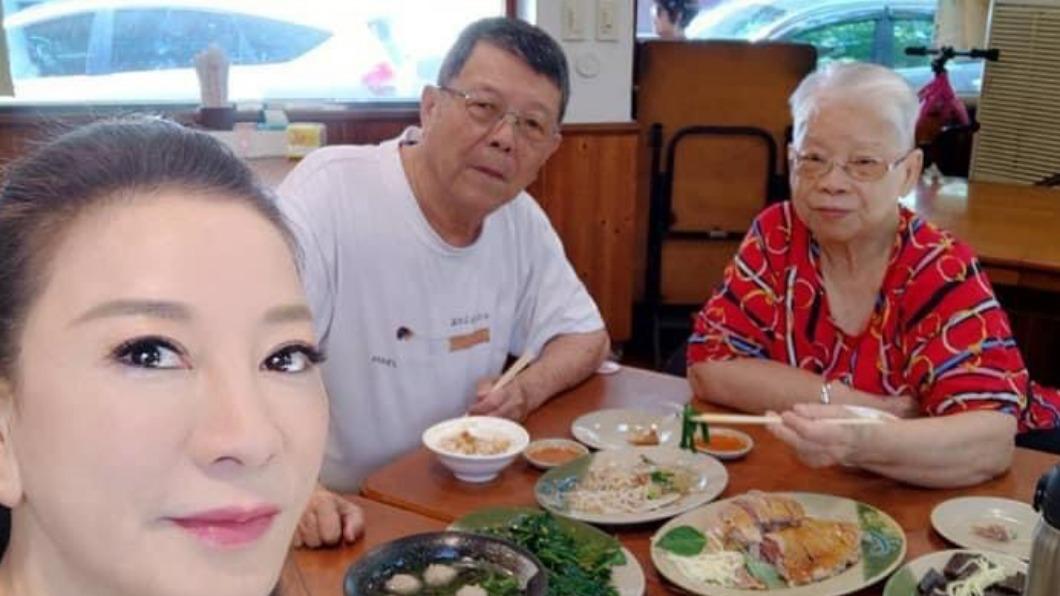 楊繡惠直播時父親阿西常入鏡。(圖/翻攝自楊繡惠臉書)