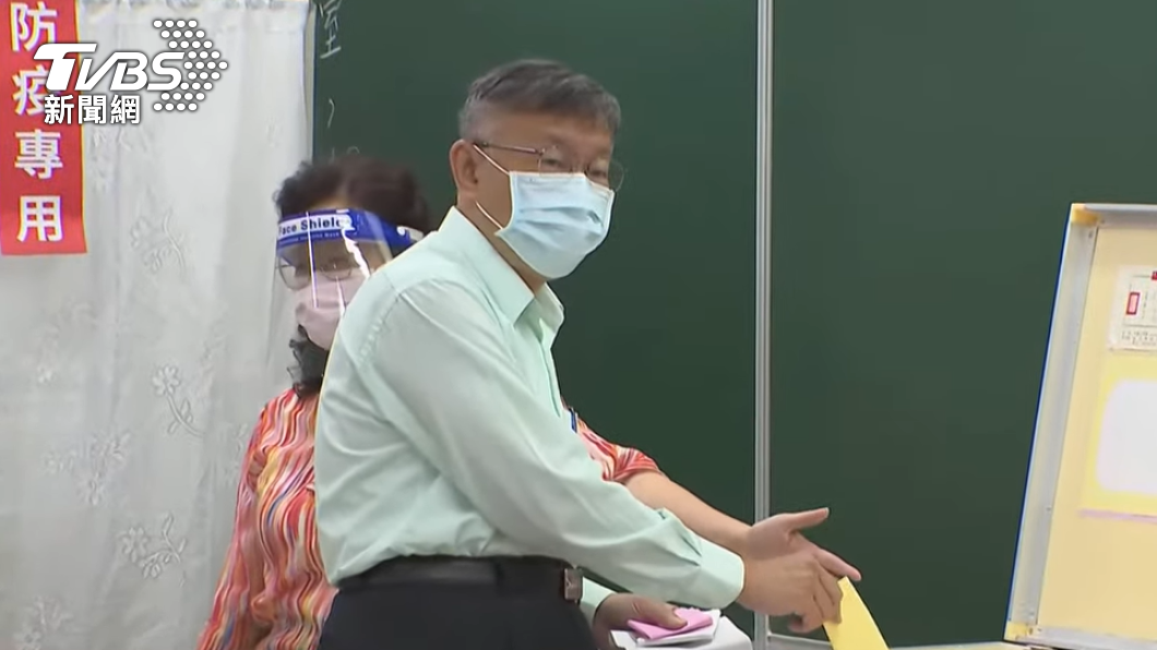柯文哲投下選票。(圖/TVBS)