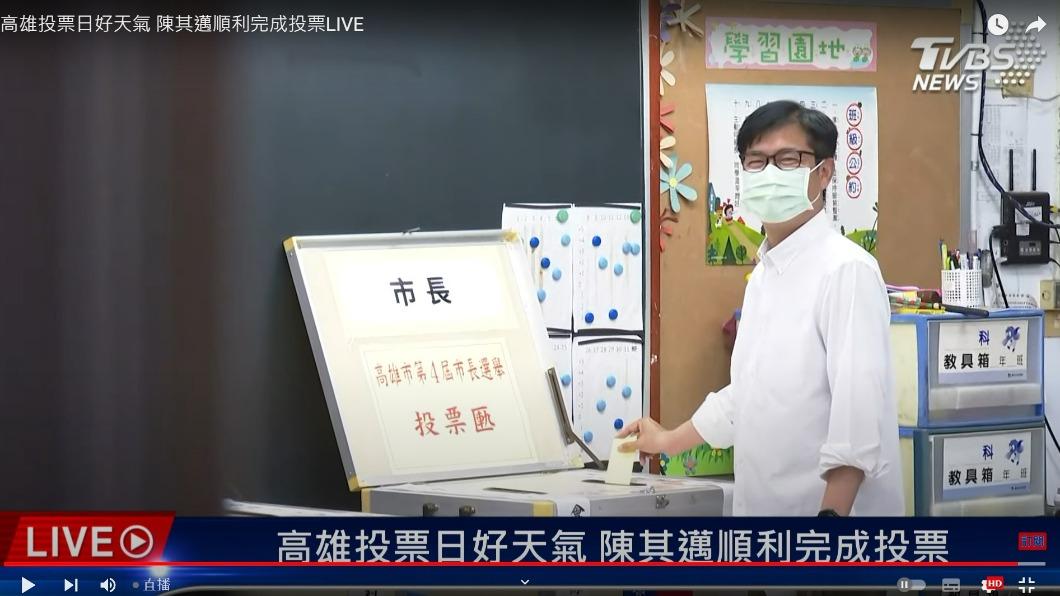陳其邁一早現身投開票所　粉絲拿手機殼索簽名