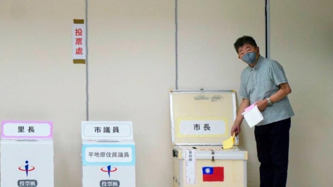 陳時中灰黑穿搭現身!早8完成投票 坦言等結果「挺難熬」