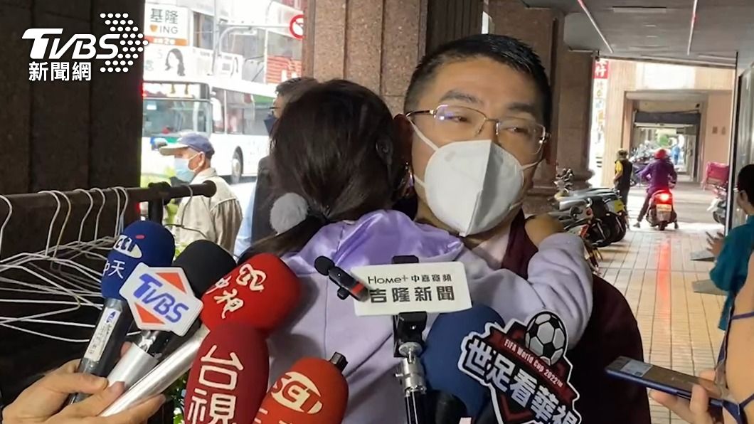 謝國樑緊抱女兒「小愛」投票 「這輩子唯一一次一起投票」