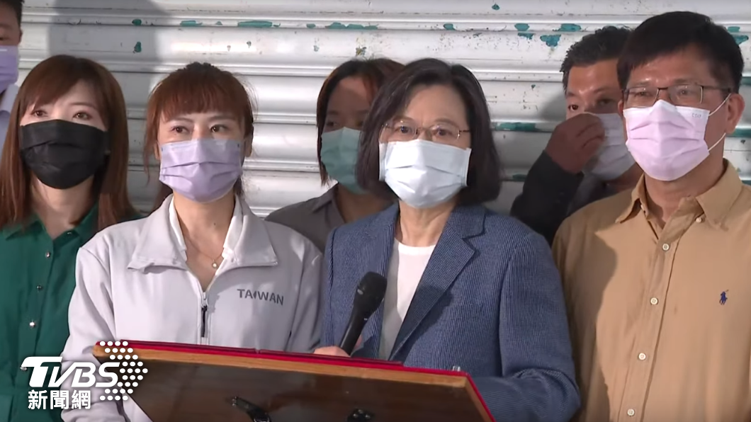 蔡英文現身投票所！林佳龍陪同　籲踴躍投票實踐民主