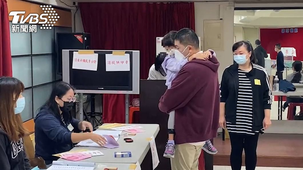 謝國樑抱著愛女一起投票。(圖/TVBS)