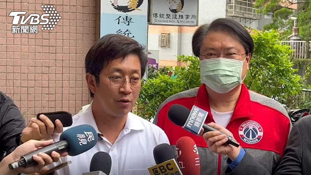 偕林右昌現身投票所 蔡適應幸運小物「白襯衫帶來新氣象」