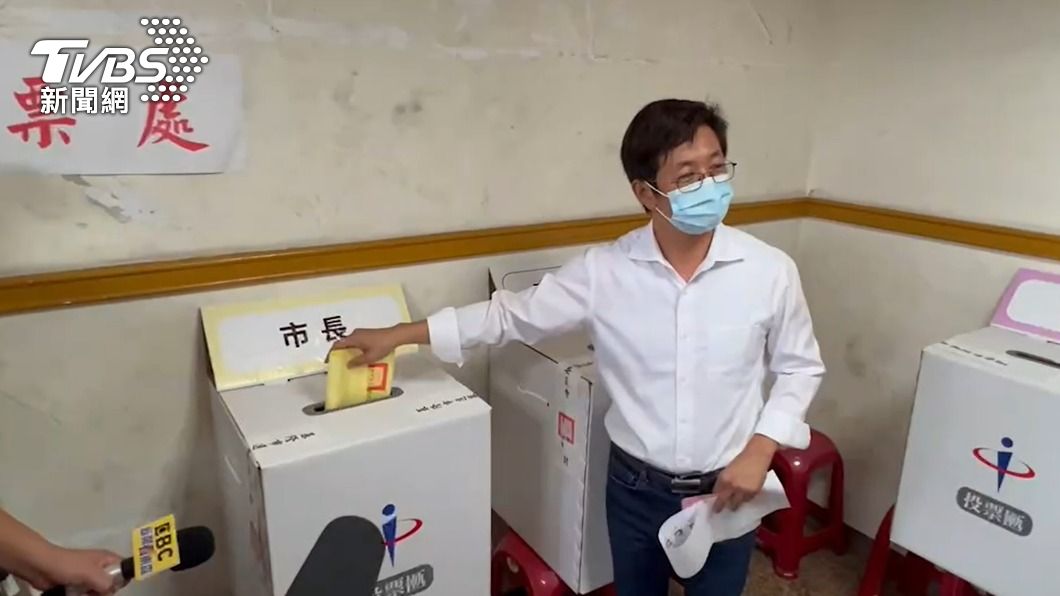 蔡適應投下手中選票。(圖/TVBS)