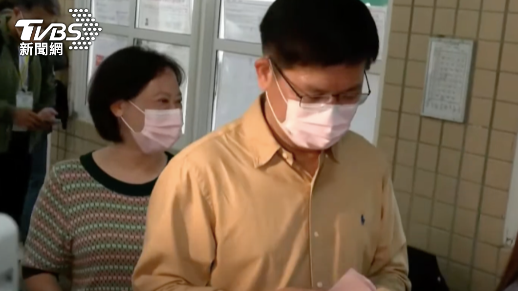 林佳龍和太太廖婉如投票。(圖/TVBS)