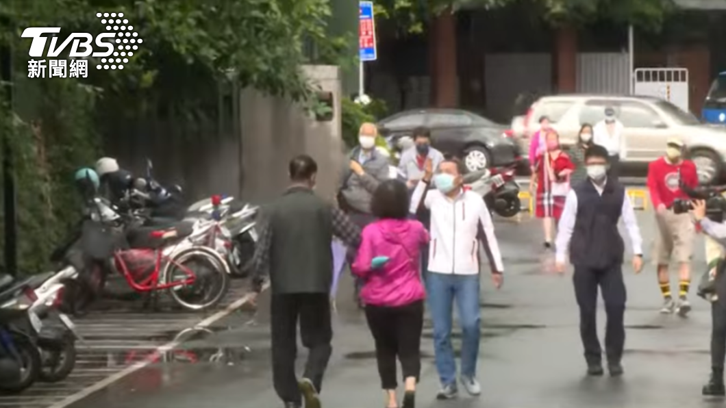 侯友宜和民眾打招呼。(圖/TVBS)
