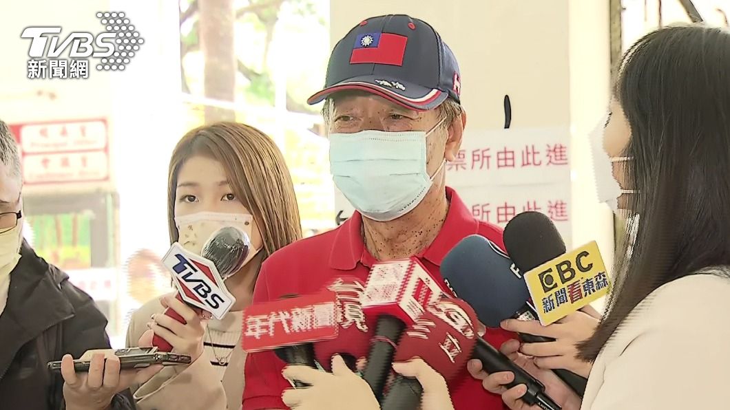 郭台銘現身投票!兩度提「這4字」 遇熱情粉絲簽名擁抱
