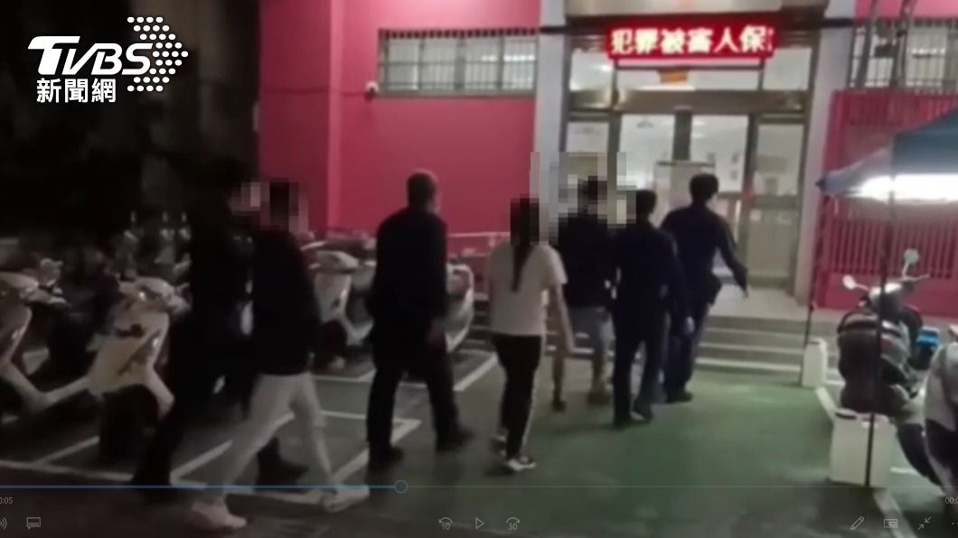 警方將涉案的5人帶回偵辦。(圖/TVBS)