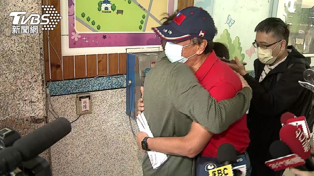 郭台銘遇到熱情粉絲要求簽名、擁抱。（圖／TVBS）
