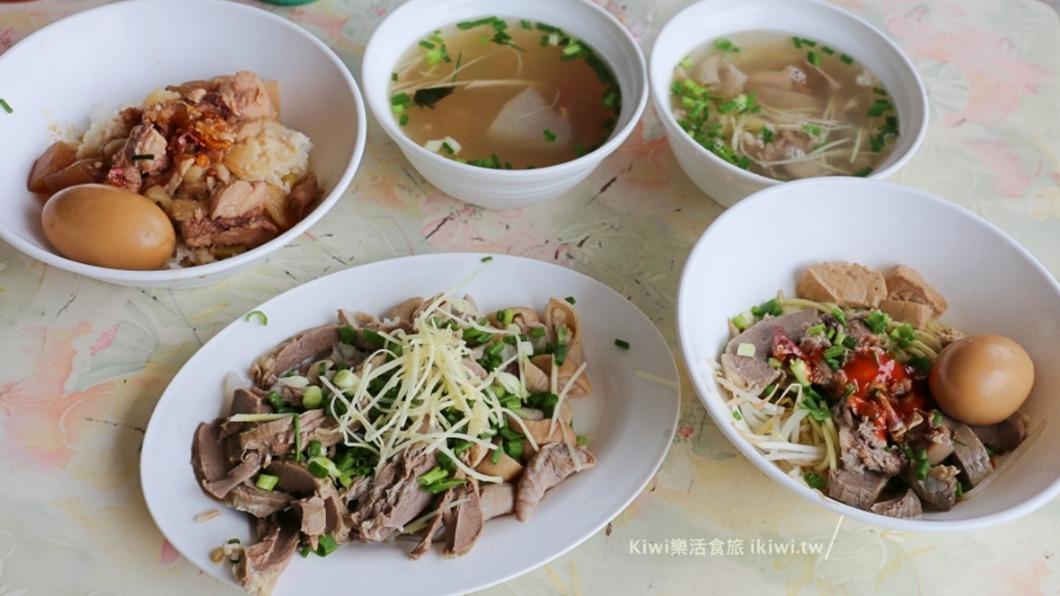 店裡的餐點不論飯、麵都20元,通通都是加料不加價。(圖/Kiwi 樂活食旅提供)