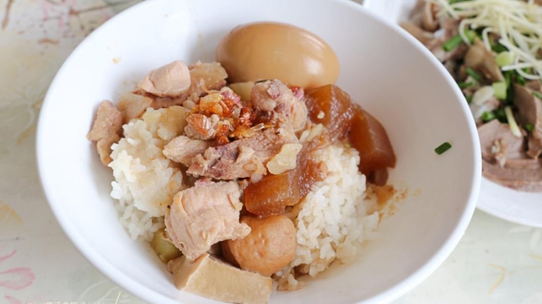 滷肉飯」(20元),會淋上滷肉汁,再加點滷蛋、滷豆腐,飯裡也有地瓜。(圖/Kiwi 樂活食旅提供)