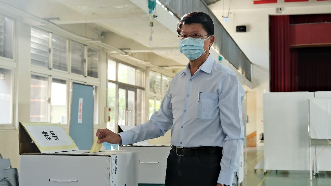 謝龍介投下神聖一票。(圖/謝龍介競選團隊提供)