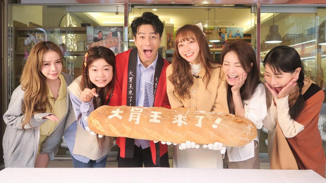 大胃王張語昕(左起)、大胃王小慧、主持人郭彥均、來賓林襄、大胃王邵阿咩、大胃王芳芳一同合影。(圖/緯來提供)
