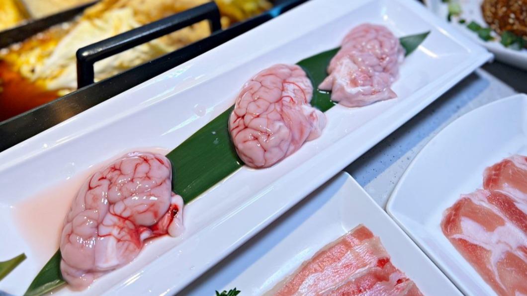店家大推的「豬腦花」,吃起來像帶著香麻味道的嫩豆花。(圖/豬飛小姐的彩色生活提供)