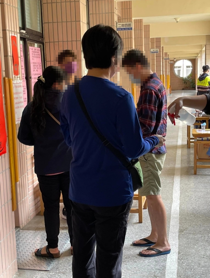 狄志為所投票的投票所,人潮相當冷清。(圖/翻攝自狄志為臉書)