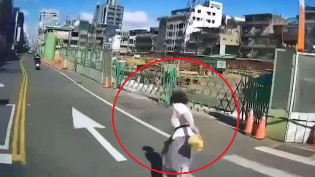 阿嬤突見到貨車嚇壞倒退多步再跌倒。(圖/翻攝自社會事小饅頭)