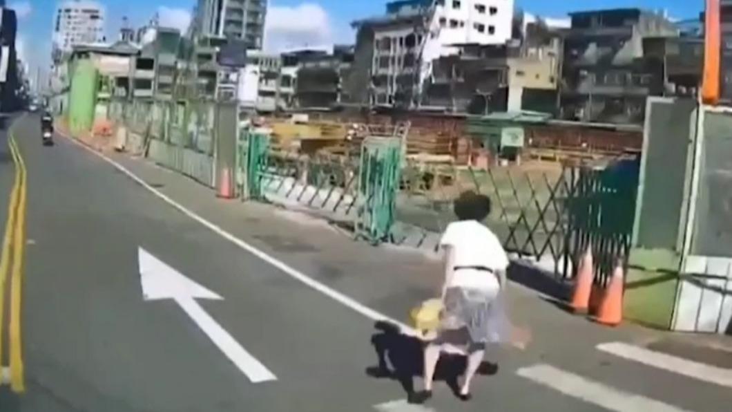 阿嬤突見到貨車嚇壞倒退多步再跌倒。(圖/翻攝自社會事小饅頭)