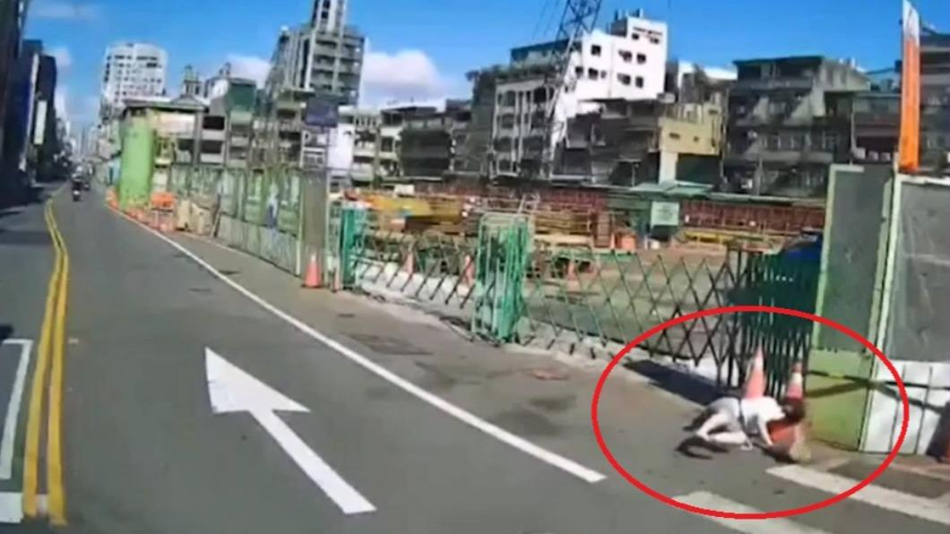 阿嬤突見到貨車嚇壞倒退多步再跌倒。(圖/翻攝自社會事小饅頭)