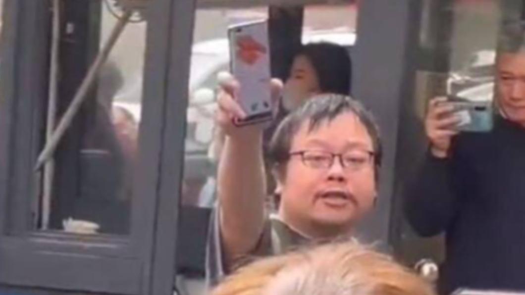 「重慶超人哥」批清零政策吶喊6字 遭警強拉鄰居出手救