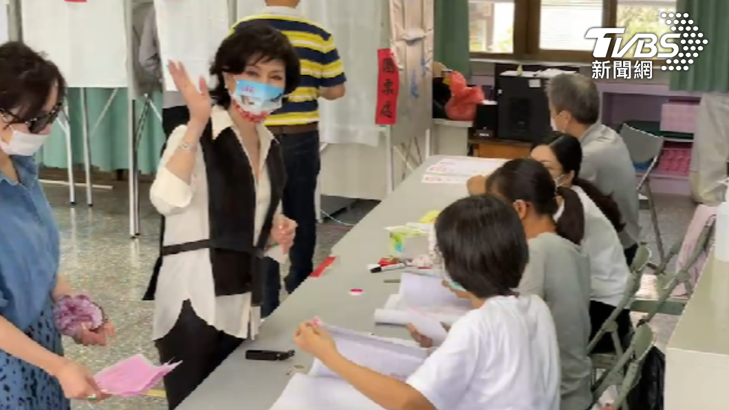 白嘉莉現身投票。(圖/TVBS)