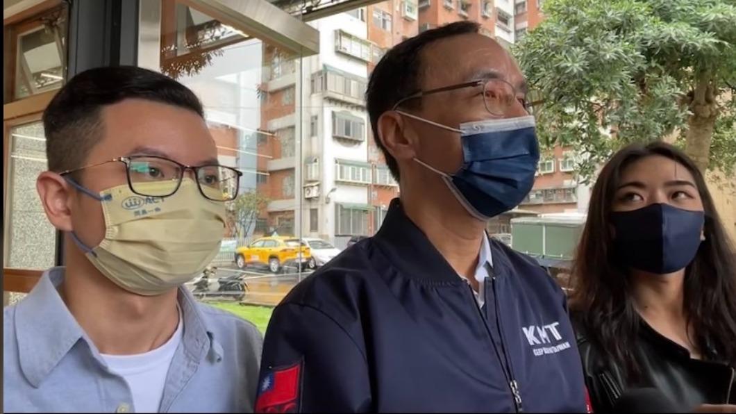 國民黨主席朱立倫在投票所穿著「KMT」外套惹議。(圖/國民黨提供)