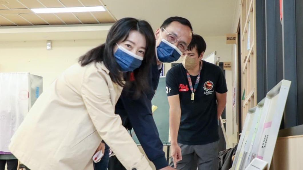 國民黨主席朱立倫在投票所穿著「KMT」外套惹議。(圖/朱立倫臉書)