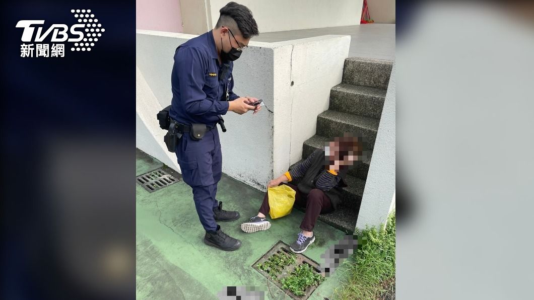 老婦人投完票後摔破頭,警員熱心關切。(圖/TVBS)