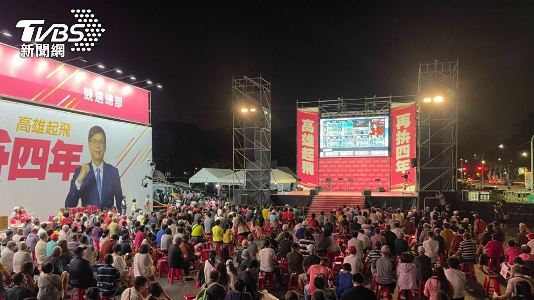 陳其邁總部有相當多支持者到場。(圖/李昱菫攝)