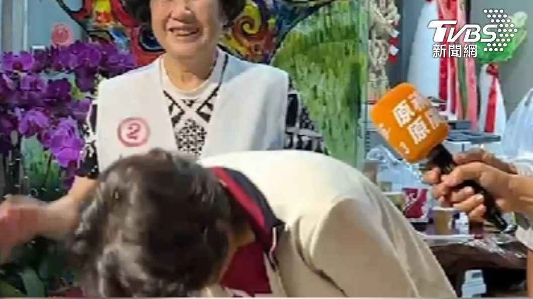 饒慶鈴鞠躬致謝。(圖/TVBS)