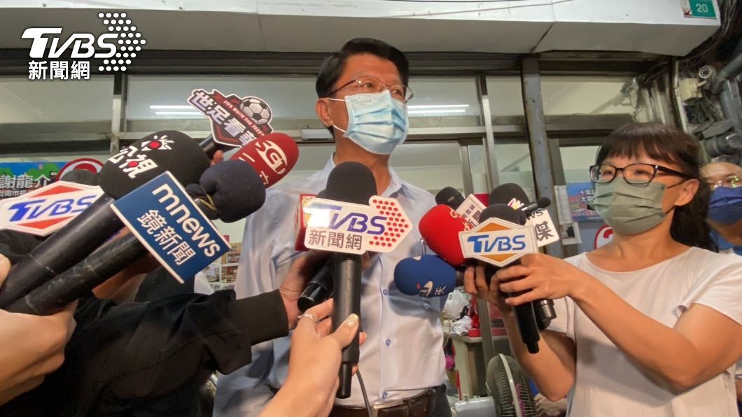謝龍介恭喜台南市長黃偉哲連任成功。(圖/TVBS)