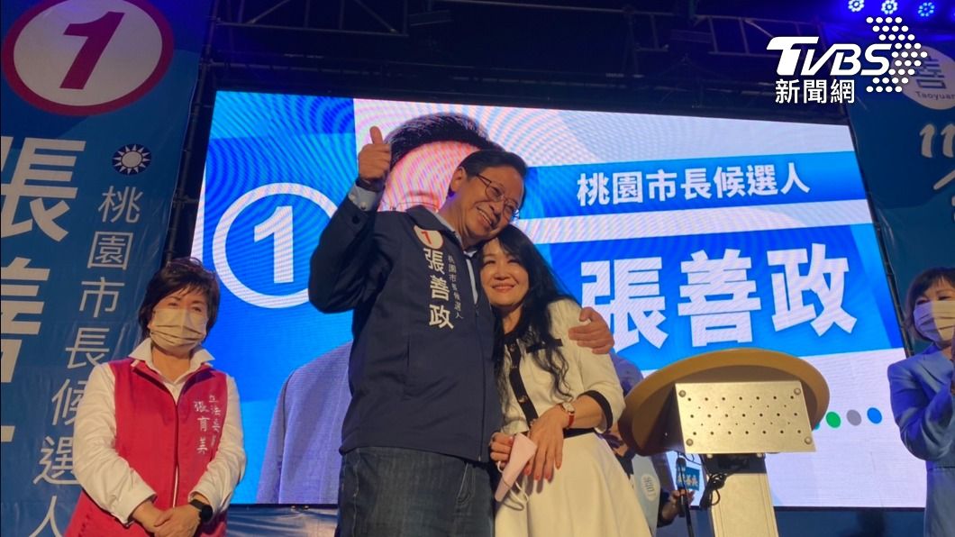張善政甜蜜摟老婆。(圖/周嘉茹攝)