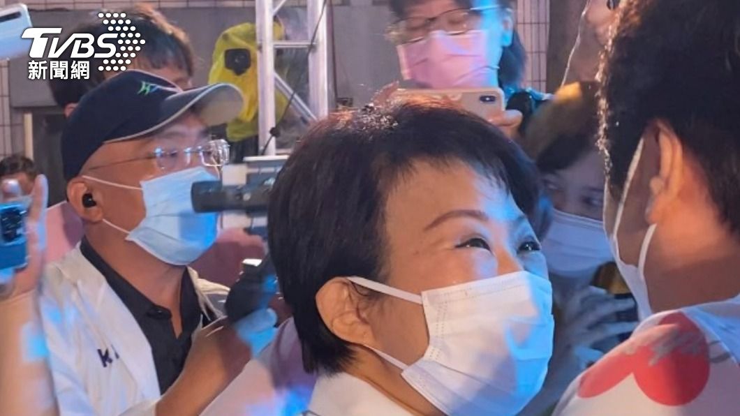 盧秀燕一路被簇擁上台。(圖/TVBS)