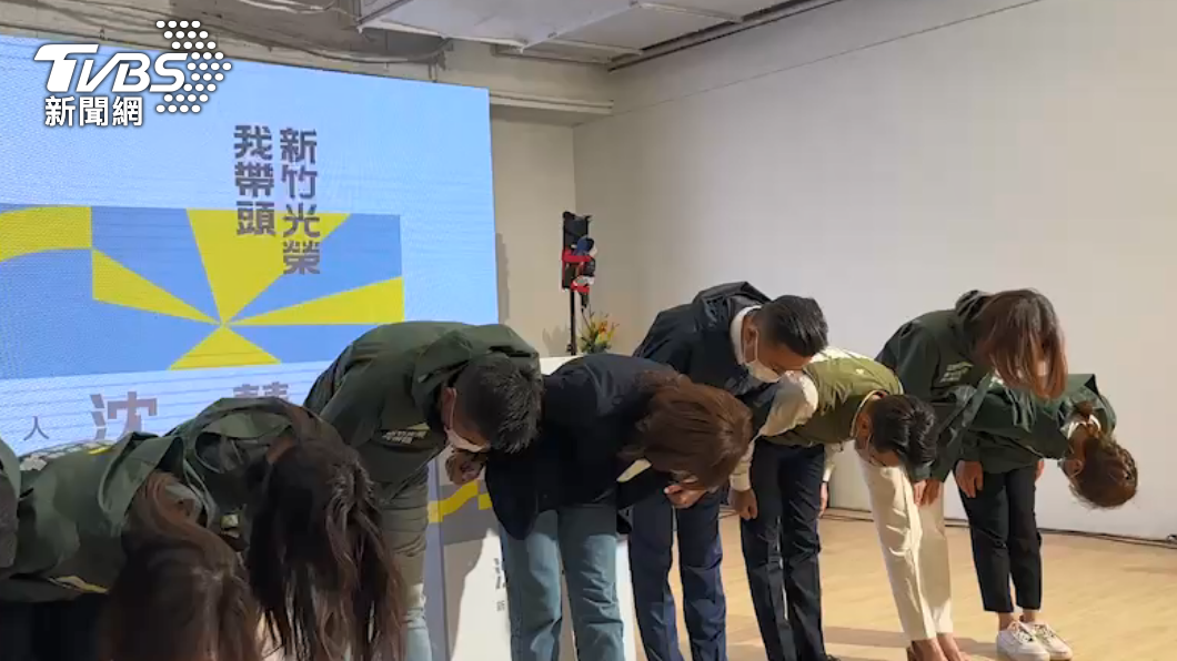 沈慧虹、林智堅帶領綠營議員候選人在鏡頭前鞠躬。(圖/呂欣芷攝)
