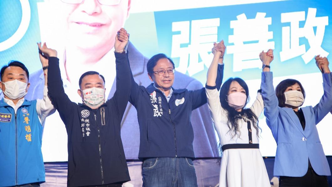 張善政（中）、議長邱奕勝（左）、張善政妻子（右）。（圖／張善政競辦提供）
