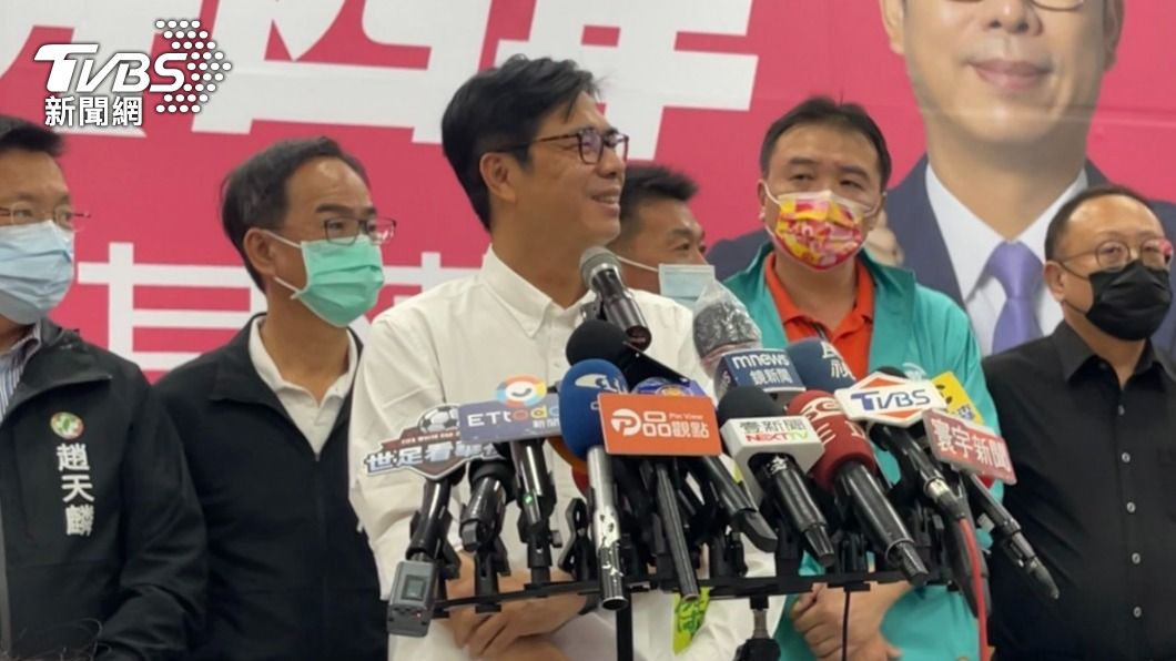 陳其邁直到在場記者請他用台語回答才露出笑容。(圖/李昱菫攝)