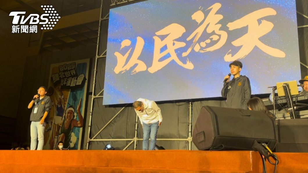 侯友宜一登台就向支持者鞠躬致謝。(圖/記者林恩如攝)