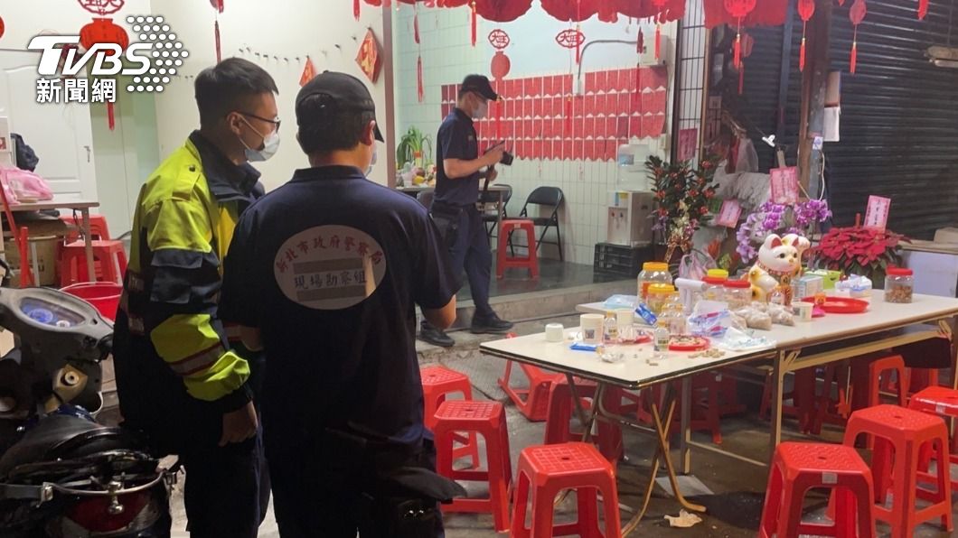楊信昱敗選後和親友坐在辦公室外聊天，三名惡煞突然出現。（圖／TVBS）