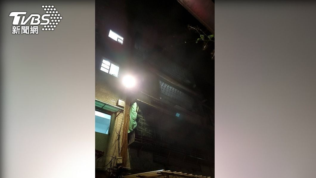新北市鶯歌的公寓暗夜傳出火警,1名住戶逃生不及死亡。(圖/TVBS)