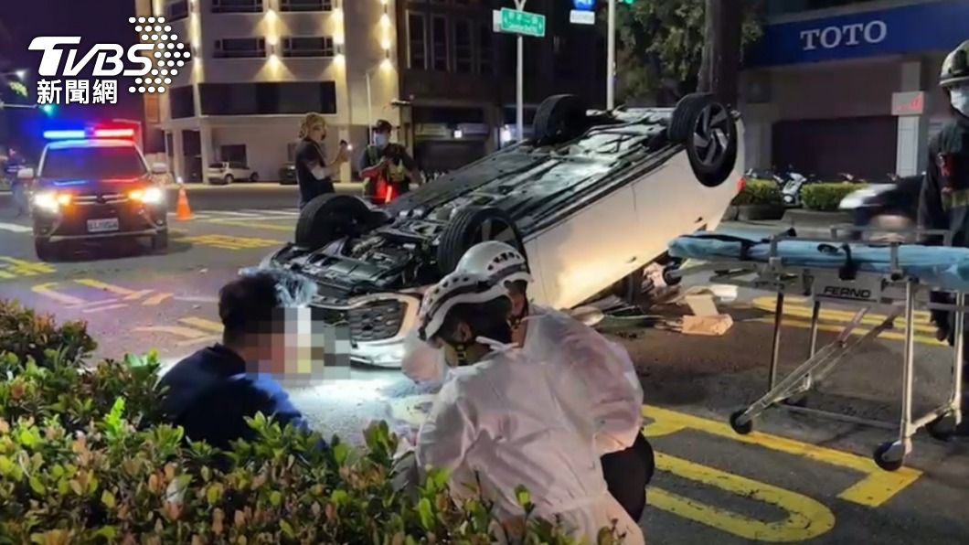 主人酒駕開到翻車!馬爾濟斯死裡逃生 又遭旁車撞擊