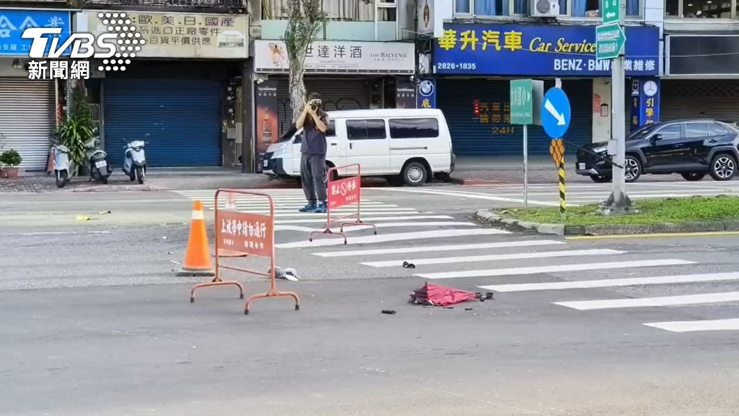 鑑識人員在現場採證。(圖/TVBS)