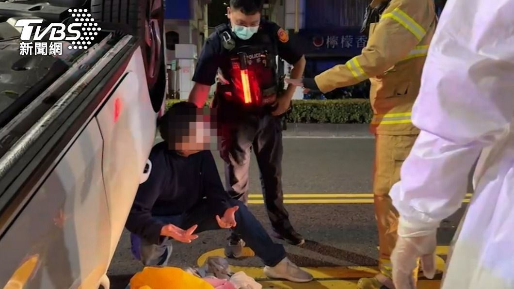 郭男和警消小起爭執。(圖/TVBS)