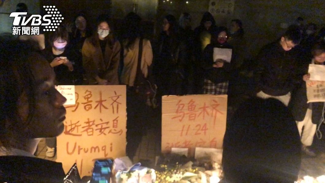 上海出現烏魯木齊火災罹難者的悼念活動。(圖/達志影像美聯社)