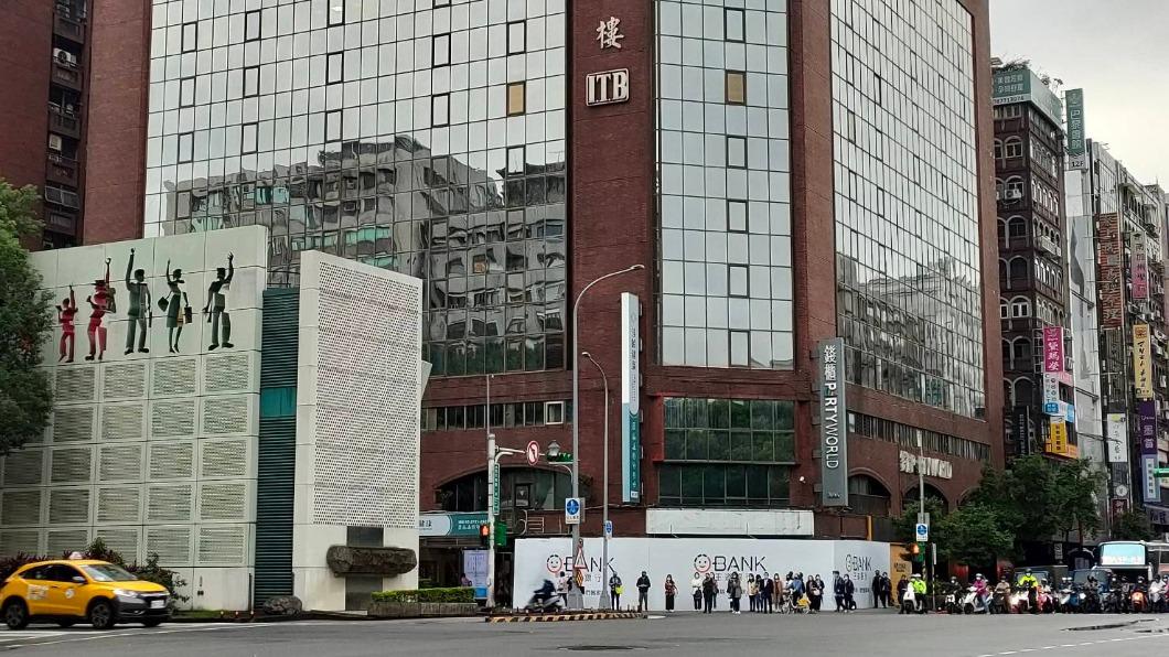 東區全盛時期「租金單坪2萬」！指標角窗　銀行店面退租
