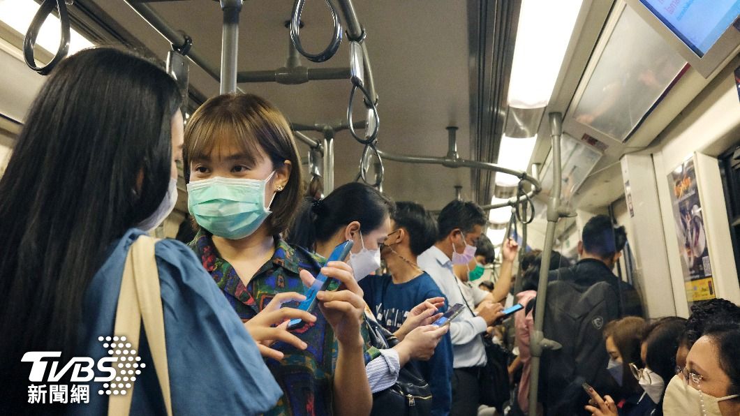 泰國空鐵車廂內,乘客還是不少人戴著口罩。(圖/達志影像美聯社)