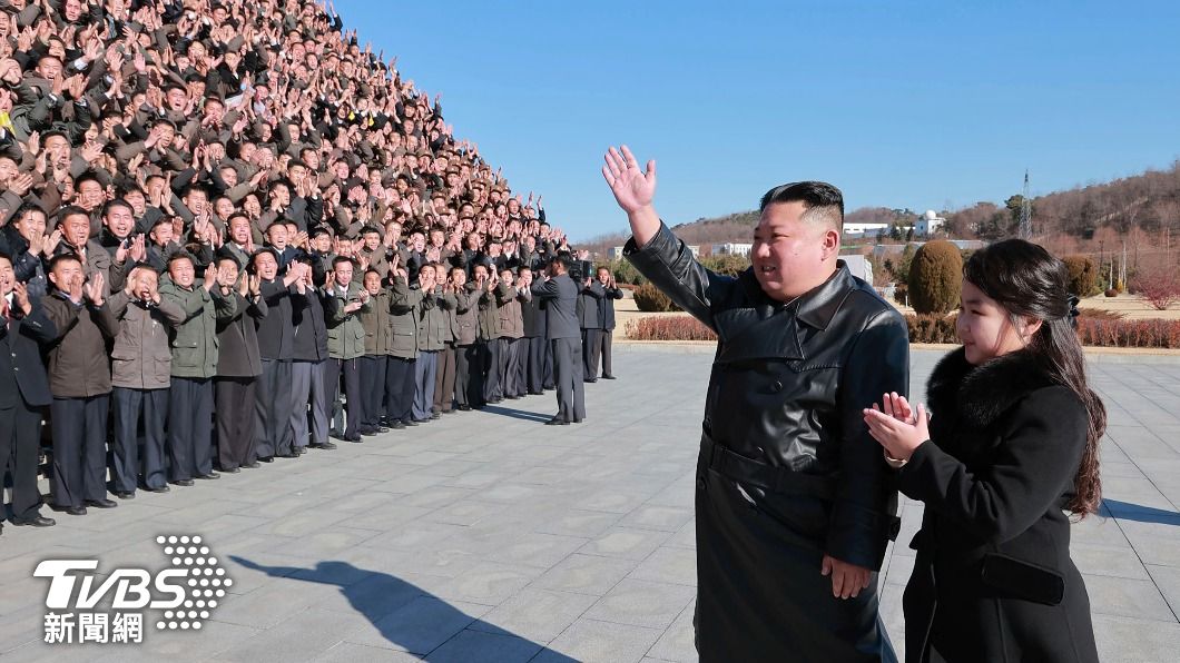 金正恩近日不斷讓金朱愛高調亮相,外界分析有意將她培養成金氏政權的「第4代接班人」。(圖/達志影像美聯社)