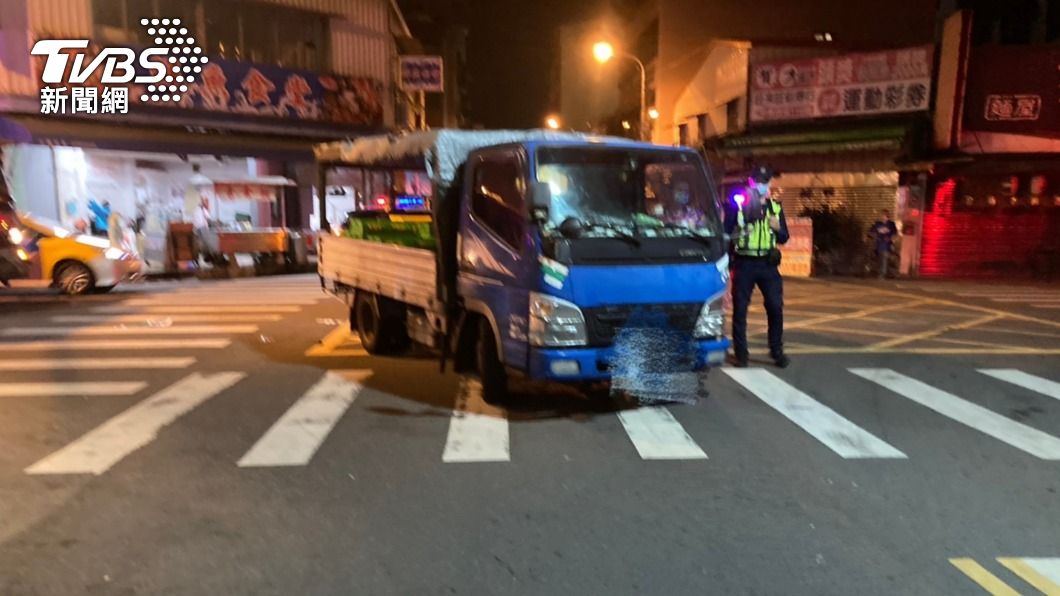 司機送豆腐倒車輾到人 5旬男卡車底命危搶救中