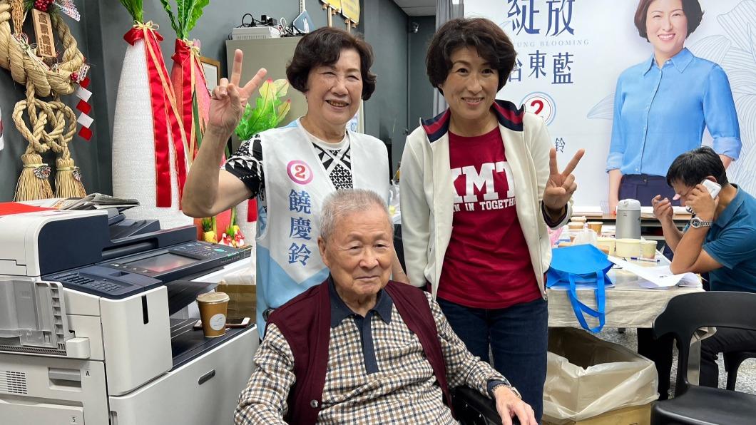 饒慶鈴勝選到達總部開心與父母合照(圖/TVBS)